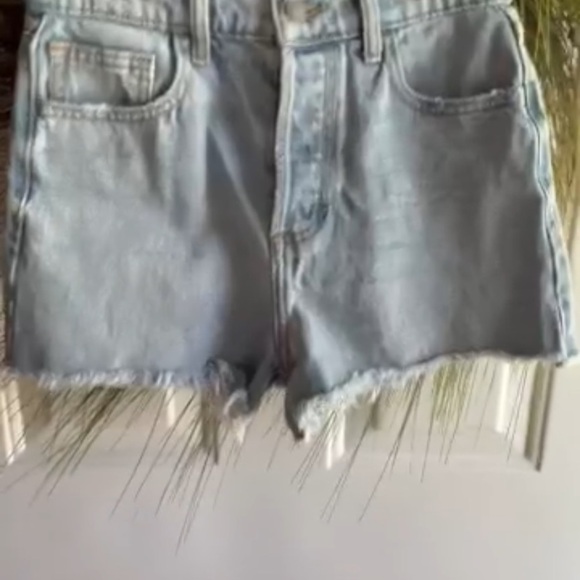 Cello High Rise Mom denim jean shorts with hidden button up fly, Size XS. - Picture 2 of 13